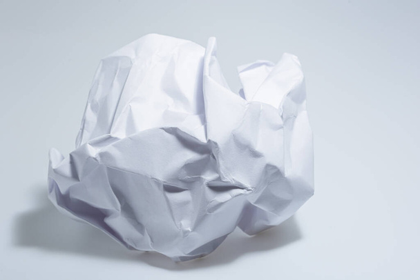 Белая бумага, смятая в шар
 - Фото, изображение