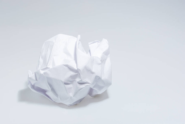 Белая бумага, смятая в шар
 - Фото, изображение