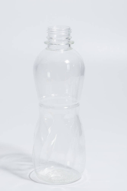 Λευκά διαφανή πλαστικά μπουκάλια αποβλήτων - Φωτογραφία, εικόνα