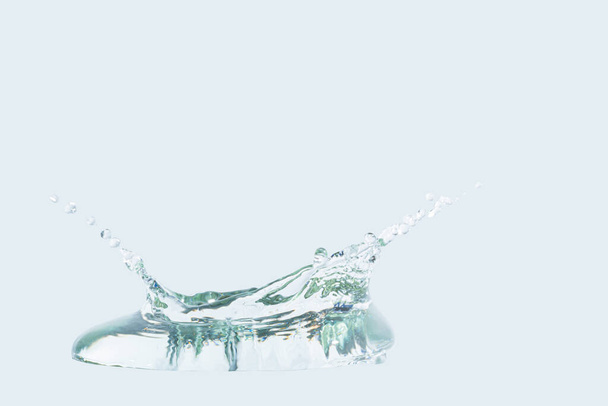 Vízcsobbanás elszigetelt fehér háttér - Fotó, kép