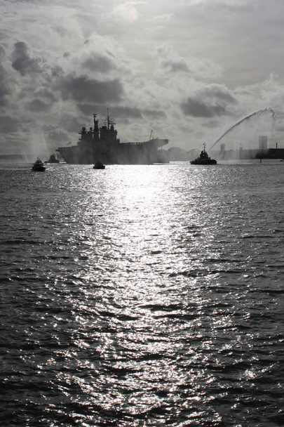 HMS Illustrious regresa de las filipinas
 - Foto, imagen