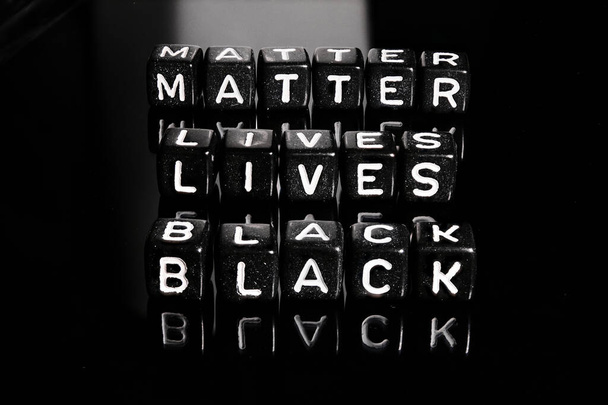 Le vite nere contano il testo su uno sfondo nero. BLM a sostegno del popolo afroamericano. - Foto, immagini
