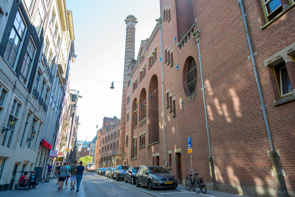 アムステルダム,オランダ- 2018年7月2日:アムステルダムの中心部にある狭い通りの1つを見る - 写真・画像