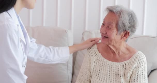 Doctora visitando a una mujer mayor en casa. La doctora ayuda a la paciente en la consulta médica de chequeo en casa. abuela anciana escuchar cuidador dando apoyo. salud y concepto médico
 - Metraje, vídeo