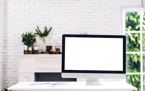Kreatywny komputer biurkowy z białą makietą puste ekrany na stole w nowoczesnym minimalnym białym poddaszu pracy - Zdjęcie, obraz
