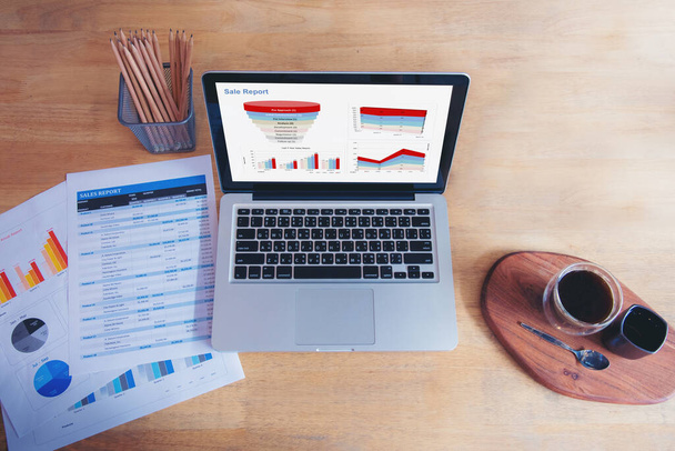 Excel grafiek met werkblad Document toont informatie Financial Startup Concept. Verslag over de boekhouding van financiële planning. Grafieken en grafiek op het scherm met briefpapier set zakelijke spullen - Foto, afbeelding