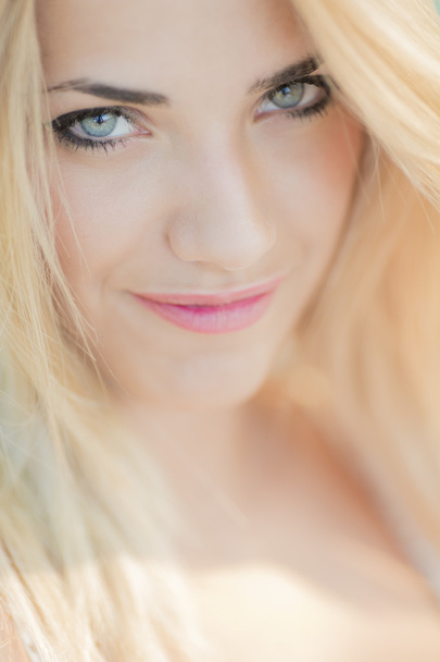 Portret van de jonge blonde vrouw - Foto, afbeelding