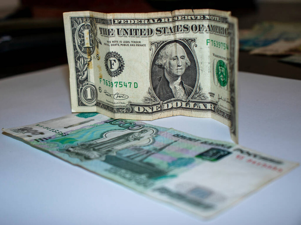 Close-up shot van verschillende munten en bankbiljetten. Goed voor presentaties voor financiën, bedrijfsleven, boekhouding, vermogensbeheer - Foto, afbeelding