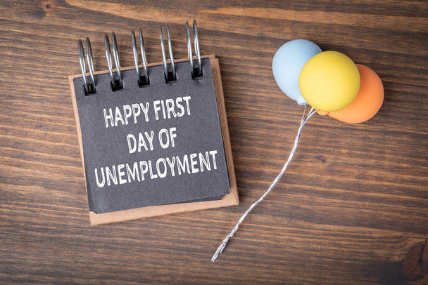 Ευτυχισμένη πρώτη μέρα της ανεργίας. Έννοια οικονομικής κρίσης. Σημειωματάριο και πολύχρωμα μπαλόνια - Φωτογραφία, εικόνα