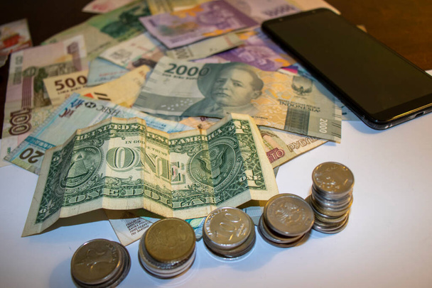 Κοντινό πλάνο των διαφόρων νομισμάτων χαρτονομίσματα και κέρματα. Καλό για παρουσιάσεις για οικονομικά, επιχειρήσεις, λογιστική, διαχείριση πλούτου - Φωτογραφία, εικόνα