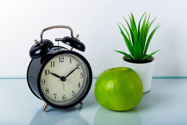 Alarm saati, aloe vera, beyaz arka planda elma. Sağlıklı yaşam tarzı, spor, diyet. Zaman kavramı değerlidir.. - Fotoğraf, Görsel