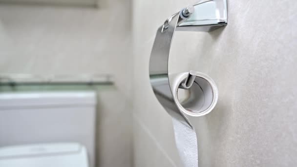Muž používá na záchodě roličku toaletního papíru. zavřít. - Záběry, video