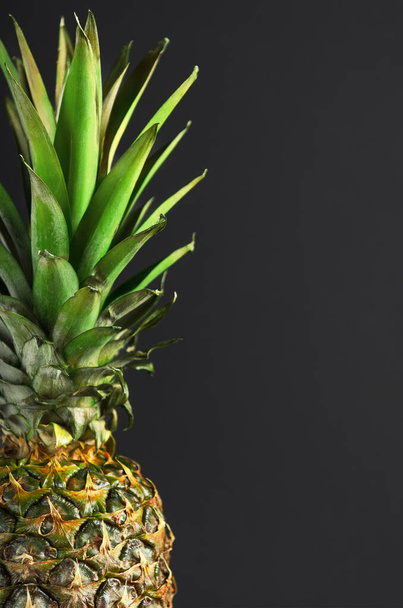 Zralý ananas se zelenými listy na černém pozadí. Letní osvěžující tropické dietní zdravé ovoce. Minimální složení - Fotografie, Obrázek