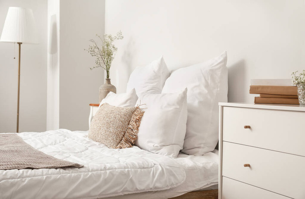 Grande cama confortável no quarto - Foto, Imagem
