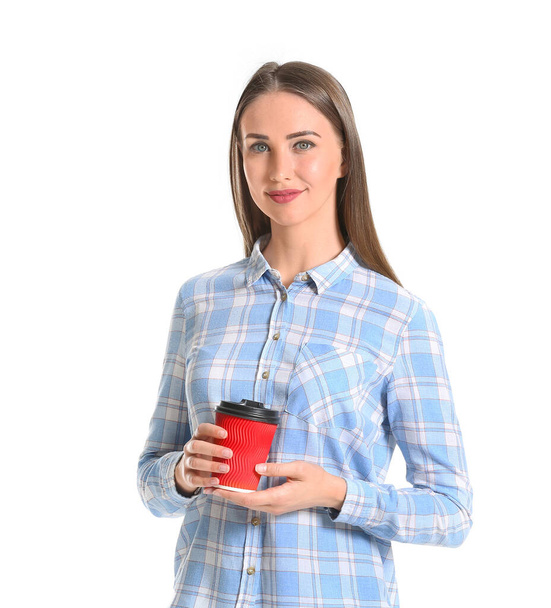 Mooie jonge vrouw in stijlvol shirt en met koffie op witte achtergrond - Foto, afbeelding