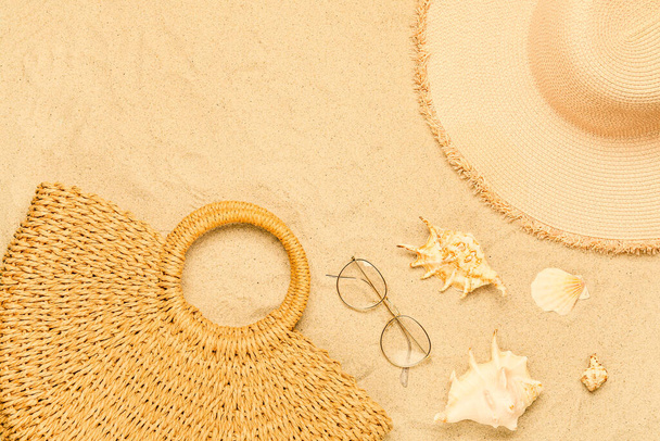 Accessoires de plage élégants sur fond de sable - Photo, image
