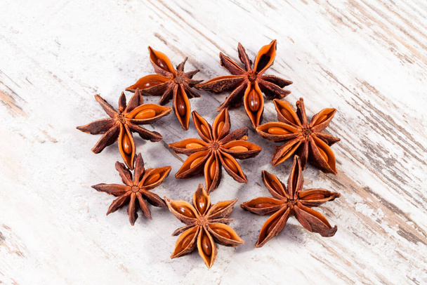 Alguns frutos de anis estrela em uma tábua de madeira, close-up
  - Foto, Imagem