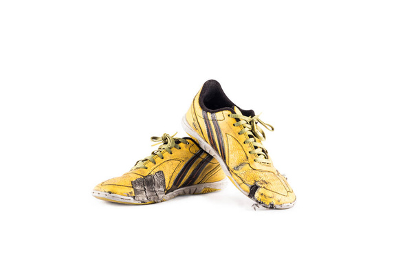vanha likainen keltainen jalkapallo kengät vaurioitunut valkoinen tausta jalkapallo esine eristetty - Valokuva, kuva