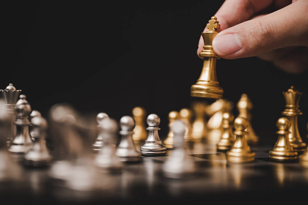 Piano strategia leader di successo concetto di business leader della concorrenza, Mano del giocatore di scacchi gioco da tavolo mettendo pedone d'oro - Foto, immagini