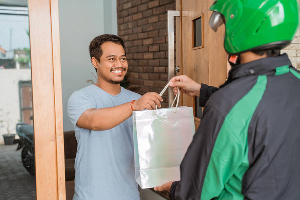 man delivery service uber send shopping bag - Foto, Imagen