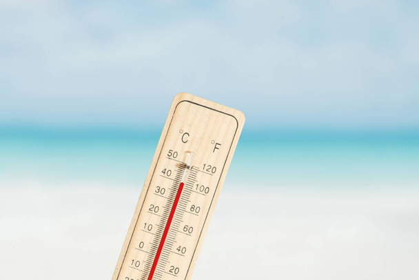 Playa y termómetro en verano
 - Foto, Imagen