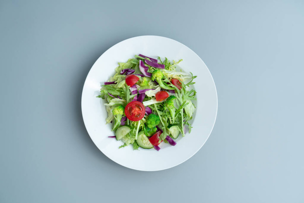 おいしいと健康的な緑の野菜サラダのプレート. - 写真・画像