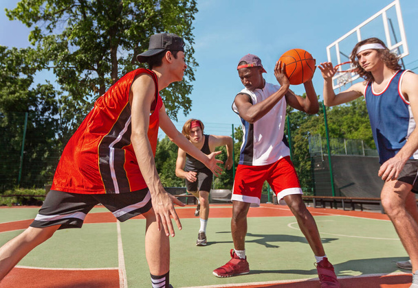 Diverso entrenamiento de equipo de baloncesto para el partido en ourdoor sportsground
 - Foto, imagen