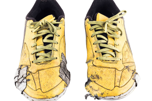 İzole edilmiş eski ayakkabı bağcığı futsal ayakkabılarını beyaz arka plan futbol yazılımı nesnesine kapat - Fotoğraf, Görsel