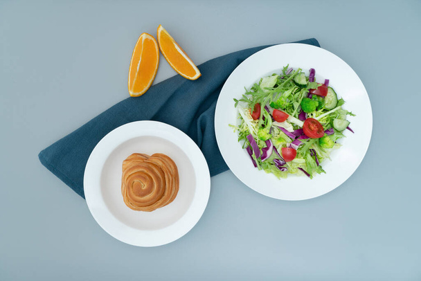 Bir tabak sağlıklı ve lezzetli salata ve bir tabak lezzetli ve sağlıklı sebze salatası.. - Fotoğraf, Görsel
