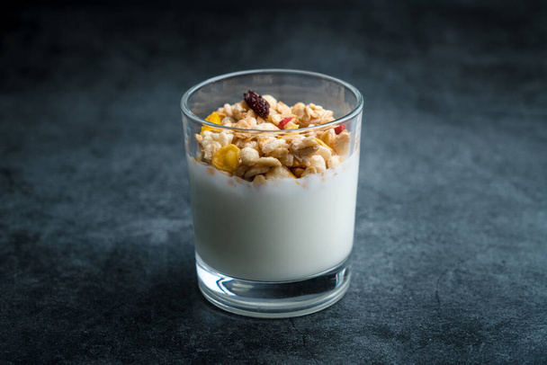 Ένα φλιτζάνι δυτικού τύπου πρωινό πλιγούρι βρώμης yogurt.A ποτήρι δυτικό πρωινό πλιγούρι γάλακτος - Φωτογραφία, εικόνα