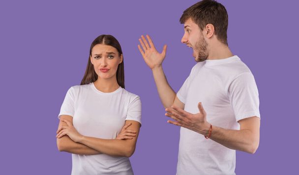 Young guy arguing with his girlfriend who ignoring him - Φωτογραφία, εικόνα
