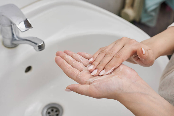 Frau wäscht sich die Hände - Foto, Bild