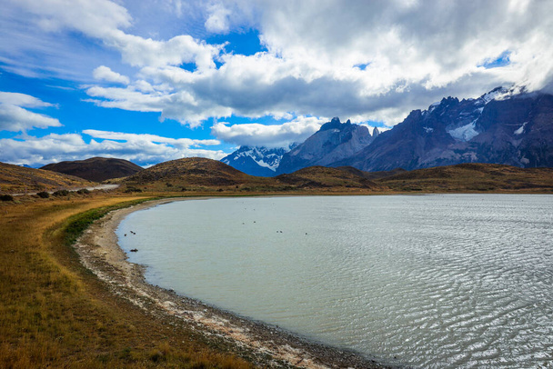 Amazing Lake onder Cloudy Blue Sky in het Torres Del Paine National Park, Chili - Foto, afbeelding