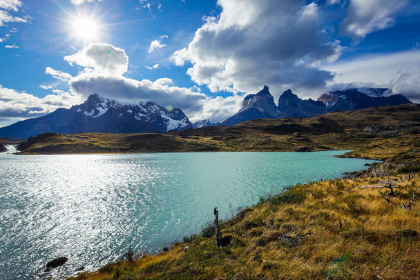 Järven sininen vesi Torres Del Painen kansallispuistossa, Chile - Valokuva, kuva