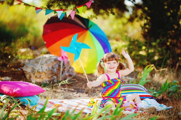 Adorable toddler girl playing outdoors in green summer park - Foto, Imagem