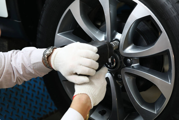 Otomobil tamircisi araba tekerleği diskini tamir ediyor - Fotoğraf, Görsel