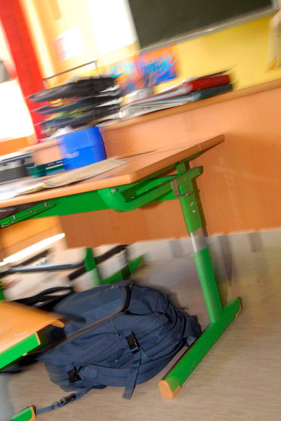 Ein leeres Klassenzimmer in einem Schulgebäude während der Schulferien - Foto, Bild