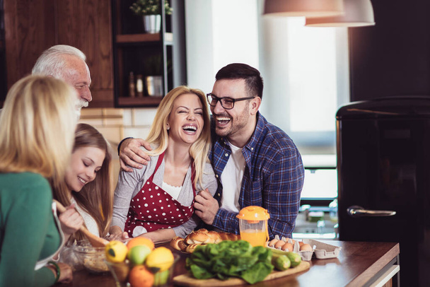 Több generációs családi főzés Étkezés otthon - Fotó, kép