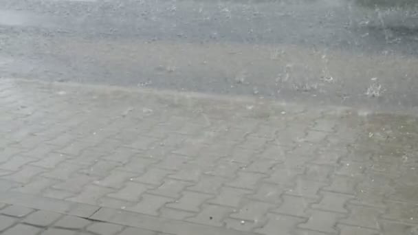Gewitter mit Hagel. Fragment einer Straße mit Bürgersteig. - Filmmaterial, Video