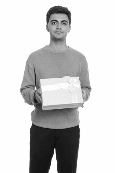 Joven hombre persa guapo sosteniendo caja de regalo listo para el día de San Valentín - Foto, Imagen