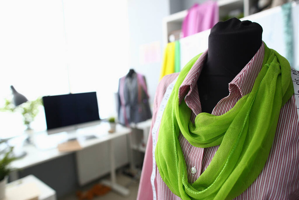 Posto di lavoro con manichino in abiti eleganti nel laboratorio di cucito - Foto, immagini