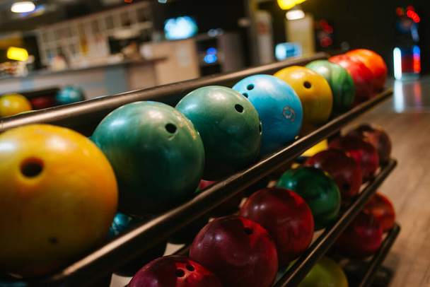 Többszínű bowling labdák a polcon a bowling klubban - Fotó, kép