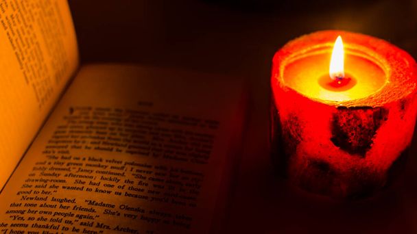 Чтение книги при свечах
 - Фото, изображение