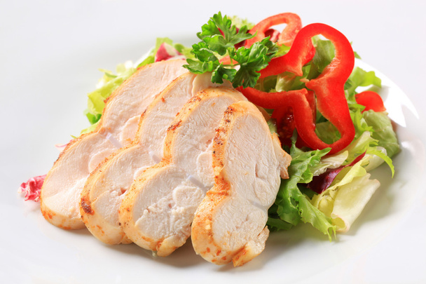 Peito de frango com salada verde
 - Foto, Imagem