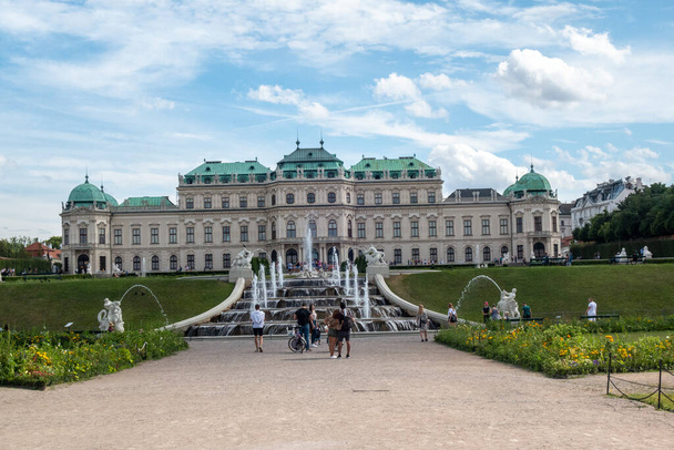 Viyana, Avusturya - Ağustos 2019 - Belvedere sarayı ve bahçeleri manzarası; güneşli da - Fotoğraf, Görsel
