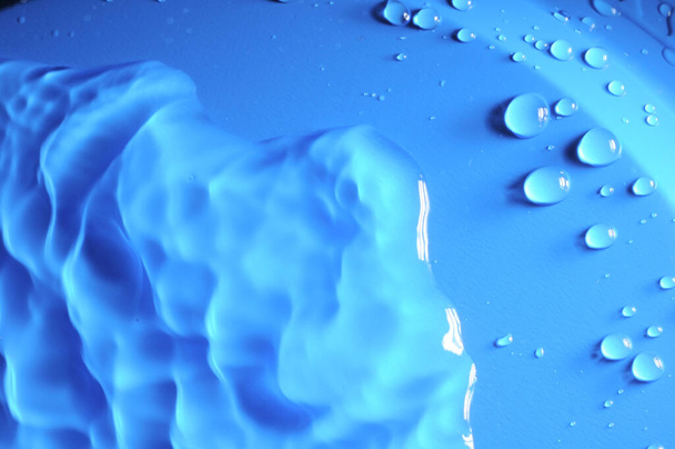Niektóre krople wody na niebieskim teksturowanym tle - Zdjęcie, obraz