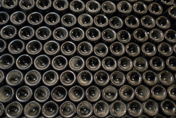 Pila de botellas de vino en bodega cel
 - Foto, imagen