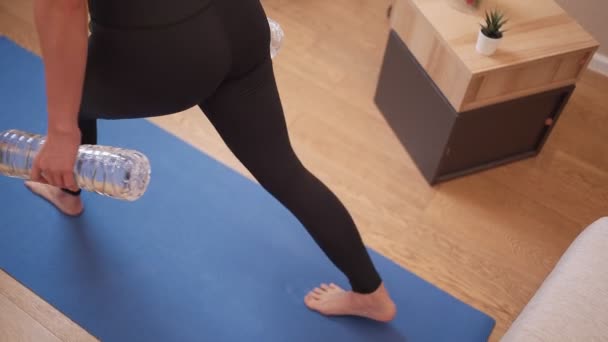 jonge vrouw het beoefenen van yoga in huiskamer - Video