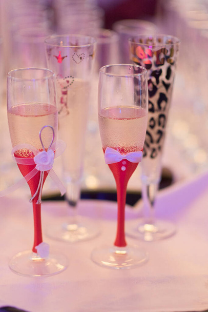 パーティー時の美しい装飾されたシャンパングラスのクローズアップ;ローズドリンク - 写真・画像
