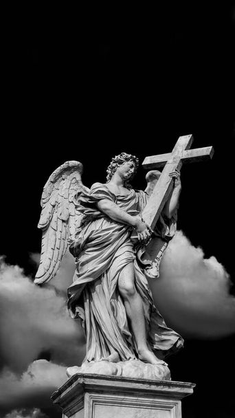 Anioł trzymający krzyż z niebiańskimi chmurami. XVII-wieczne barokowe arcydzieło na szczycie Mostu Świętego Anioła w centrum Rzymu (czerń i biel z przestrzenią do kopiowania powyżej)) - Zdjęcie, obraz